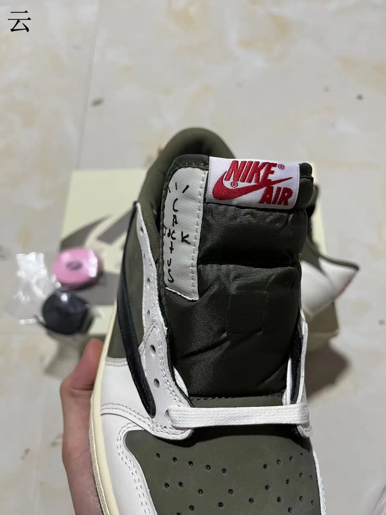 Nike Low-Top Sneaker White Olive Green Black Lifestyle Sneakers 4