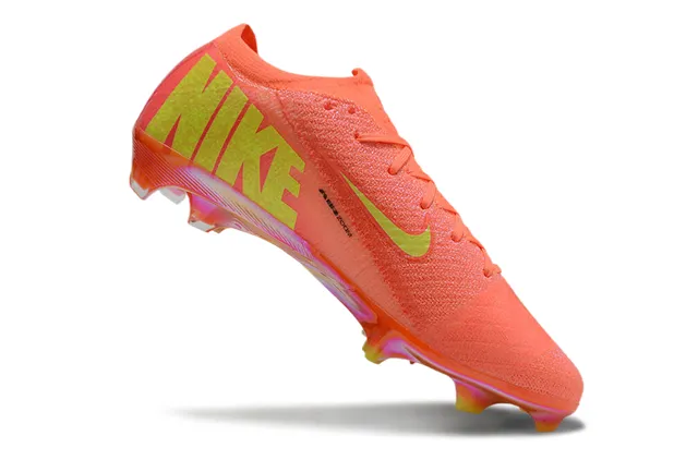 Nike Chaussures de football avec upper en knit orange doré, accents iridescents et crampons pour terrain ferme 2