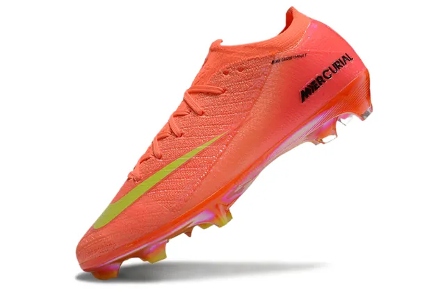 Nike Chaussures de football avec upper en knit orange doré, accents iridescents et crampons pour terrain ferme 3