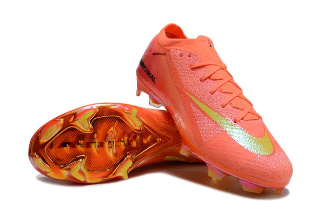 Nike Chaussures de football avec upper en knit orange doré, accents iridescents et crampons pour terrain ferme 4