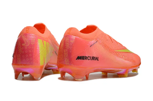 Nike Chaussures de football avec upper en knit orange doré, accents iridescents et crampons pour terrain ferme 5