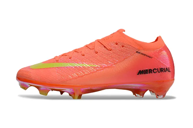 Nike Chaussures de football avec upper en knit orange doré, accents iridescents et crampons pour terrain ferme 7