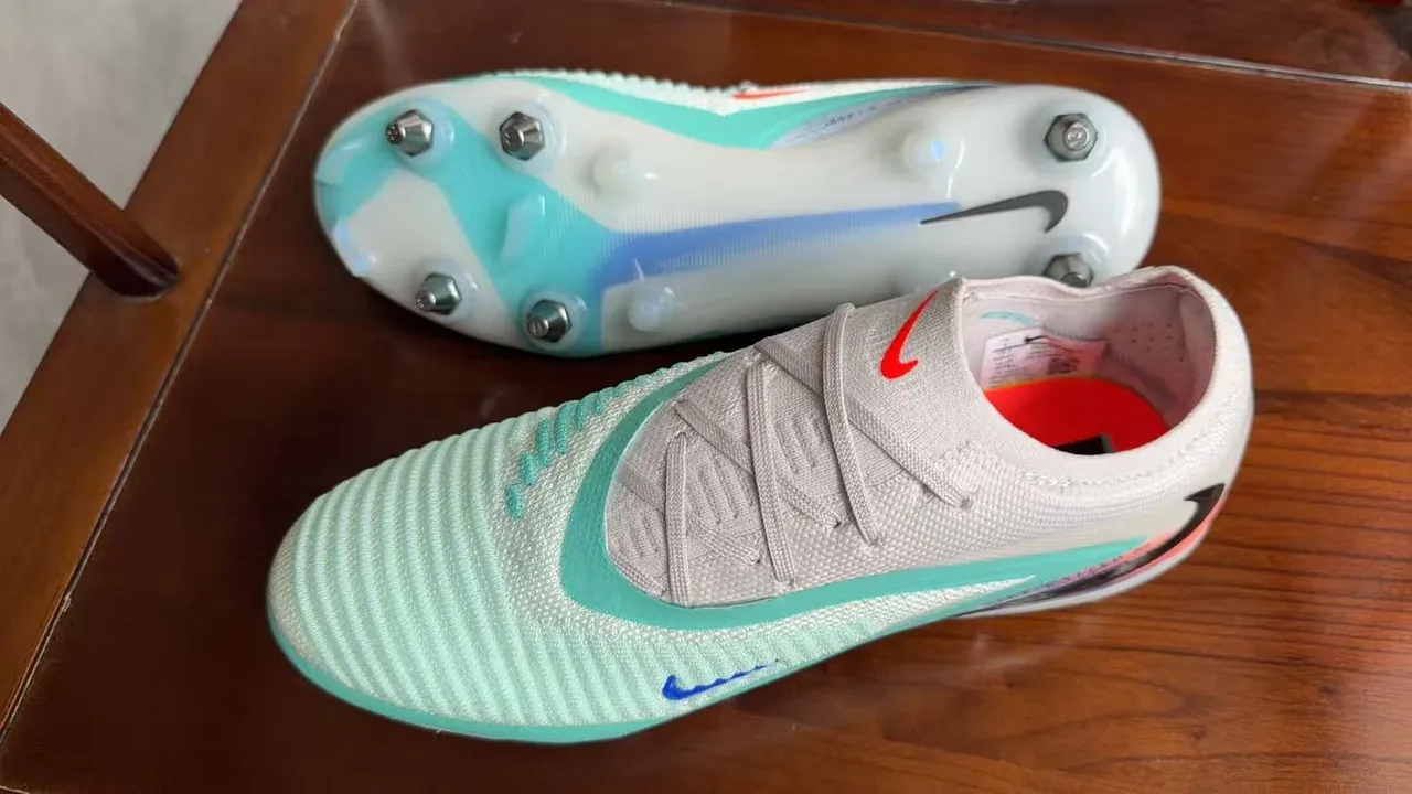 Nike Phantom GT Blanc Bleu Bas Coupé Tricot Supérieur Lacets Asymétriques Terrain Ferme Chaussures de Football 8