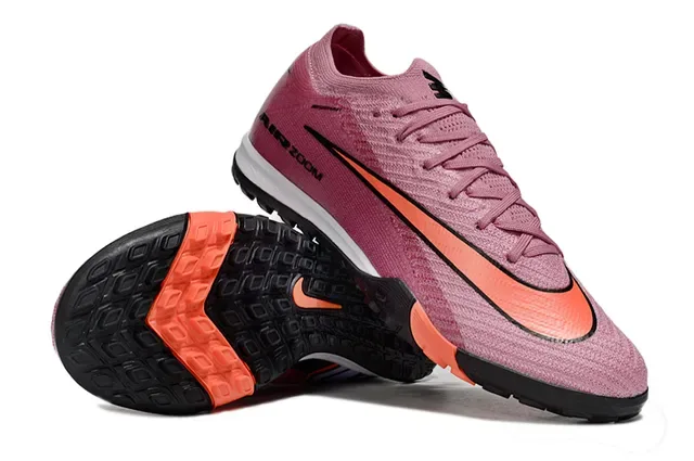 Nike Chaussures de football rose et orange en maille, silhuette low-cut pour turf 2