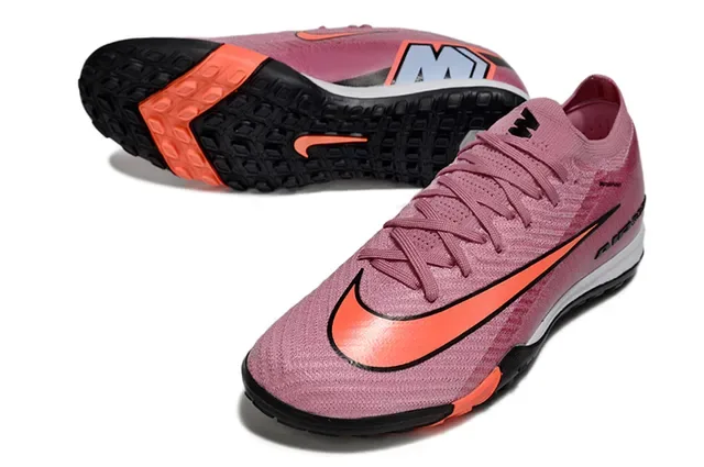 Nike Chaussures de football rose et orange en maille, silhuette low-cut pour turf 3