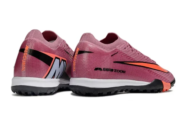 Nike Chaussures de football rose et orange en maille, silhuette low-cut pour turf 4
