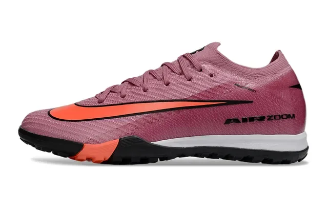 Nike Chaussures de football rose et orange en maille, silhuette low-cut pour turf 6