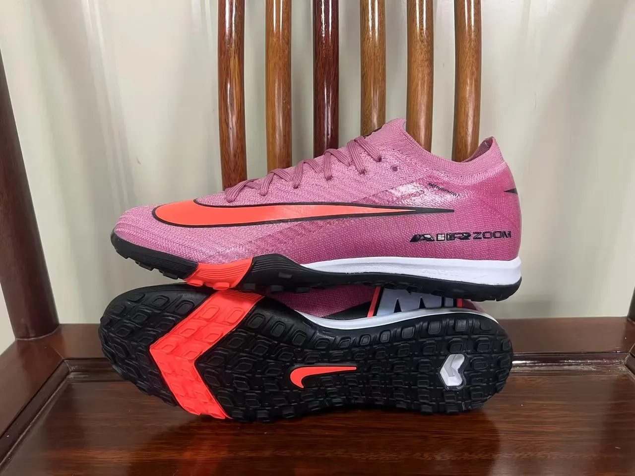 Nike Chaussures de football rose et orange en maille, silhuette low-cut pour turf 7