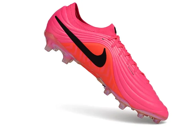 Nike Zapatos de fútbol rosa naranja con empeine sintético texturizado en ola, cuello de calcetín, para terreno firme 2