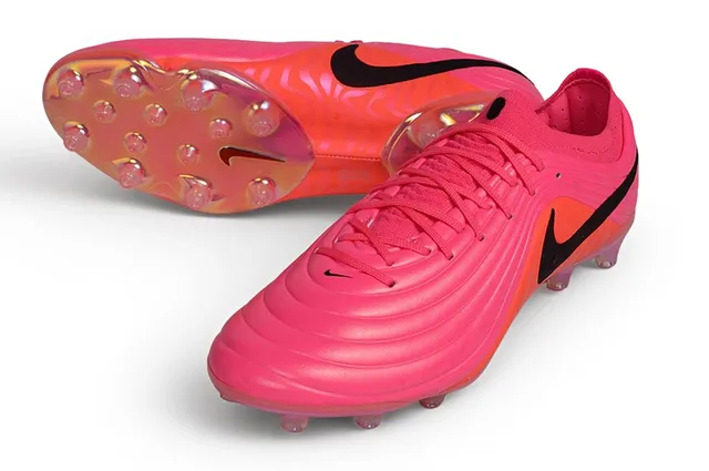 Nike Zapatos de fútbol rosa naranja con empeine sintético texturizado en ola, cuello de calcetín, para terreno firme 5