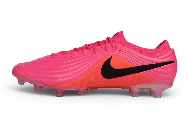 Nike Zapatos de fútbol rosa naranja con empeine sintético texturizado en ola, cuello de calcetín, para terreno firme 8