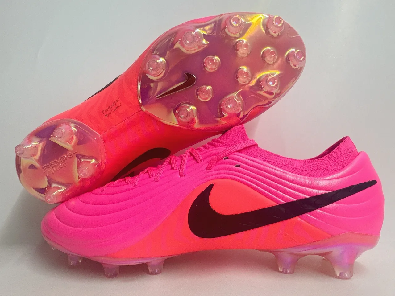 Nike Zapatos de fútbol rosa naranja con empeine sintético texturizado en ola, cuello de calcetín, para terreno firme 9