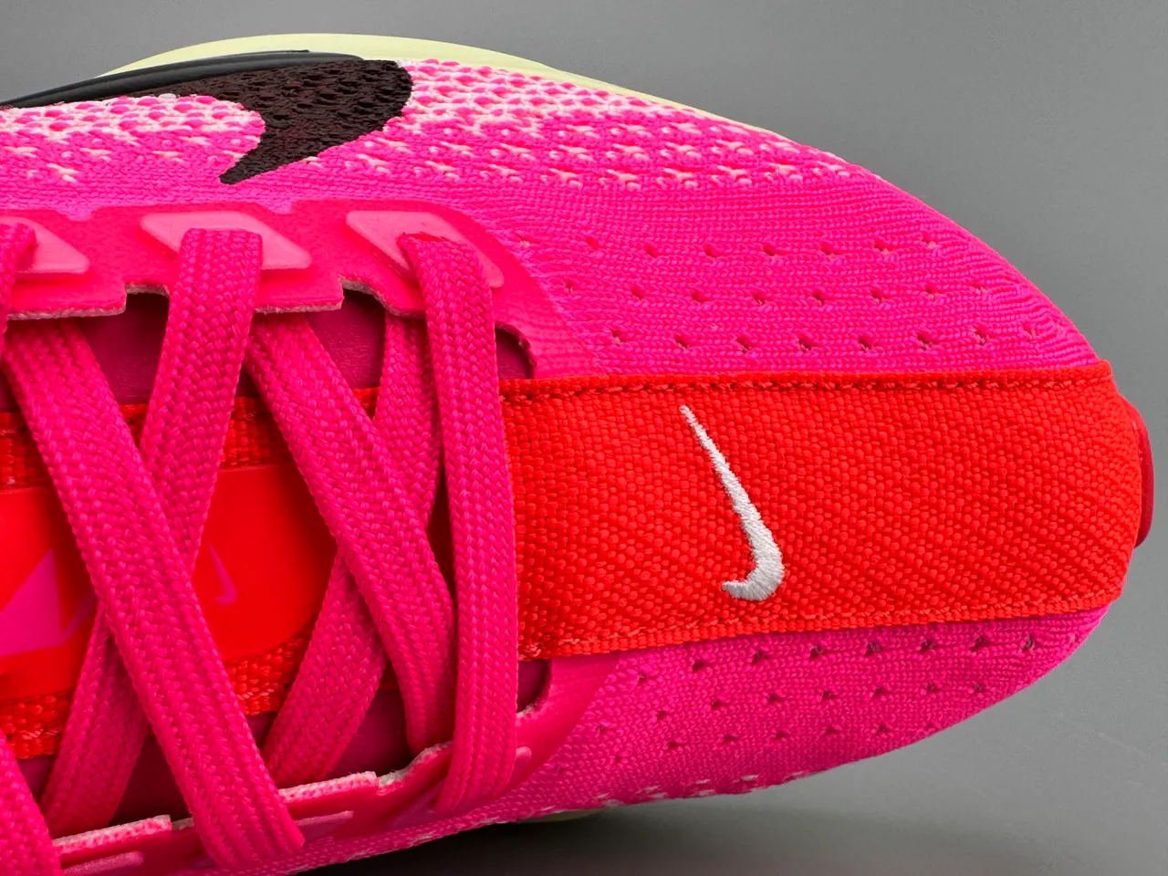Nike chaussures de running avec upper en maille rose et jaune, midsole ZoomX de longueur complète 2