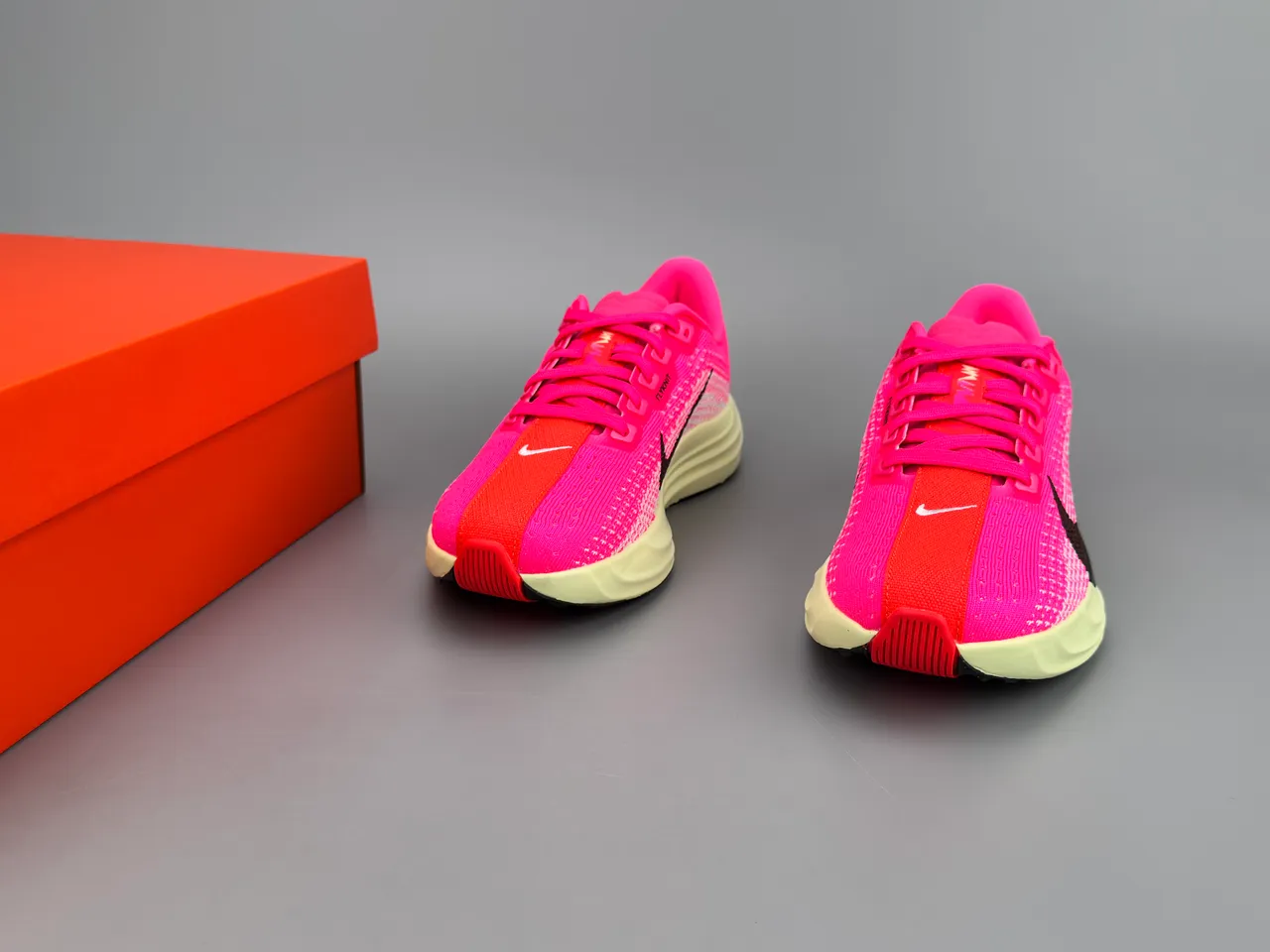 Nike chaussures de running avec upper en maille rose et jaune, midsole ZoomX de longueur complète 3
