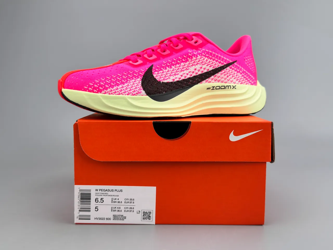 Nike chaussures de running avec upper en maille rose et jaune, midsole ZoomX de longueur complète 4