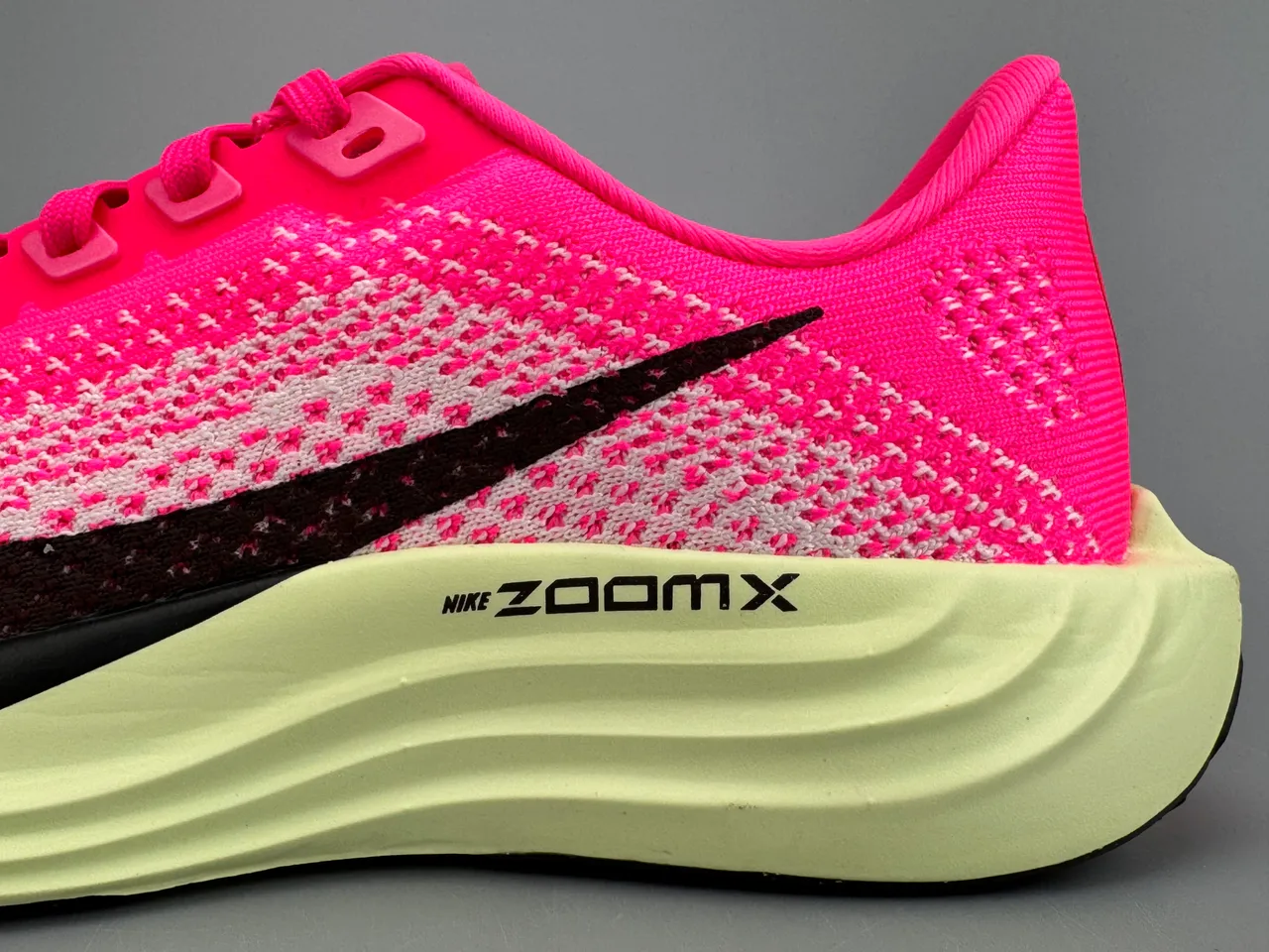 Nike chaussures de running avec upper en maille rose et jaune, midsole ZoomX de longueur complète 5