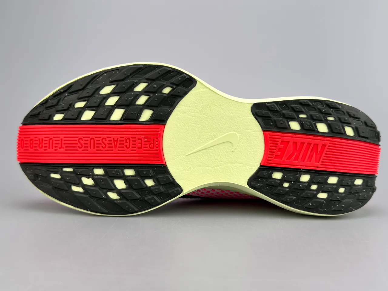 Nike chaussures de running avec upper en maille rose et jaune, midsole ZoomX de longueur complète 6