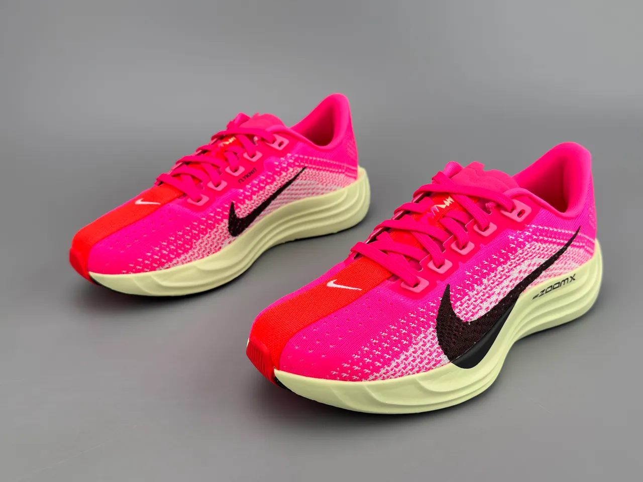Nike chaussures de running avec upper en maille rose et jaune, midsole ZoomX de longueur complète 7