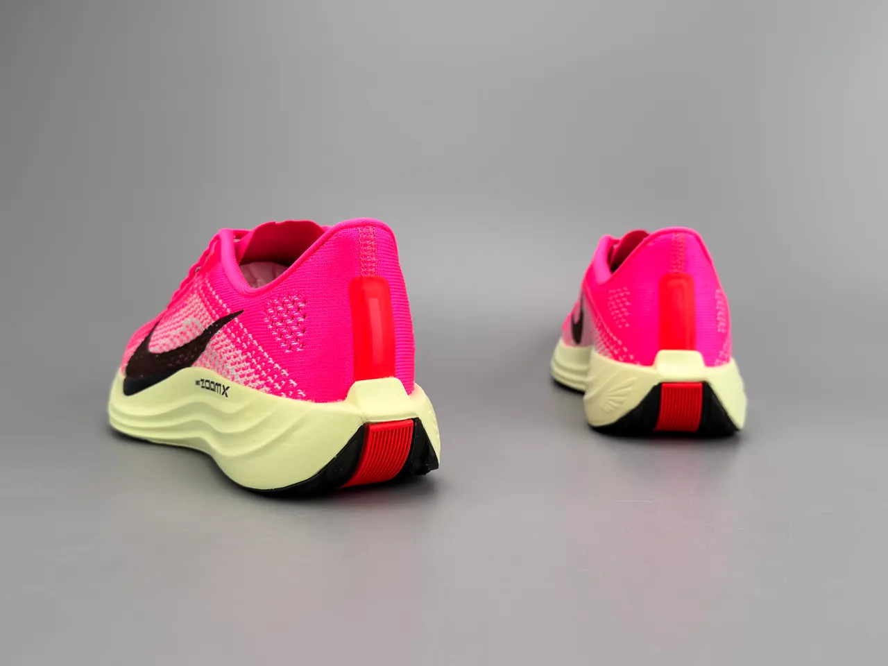 Nike chaussures de running avec upper en maille rose et jaune, midsole ZoomX de longueur complète 8