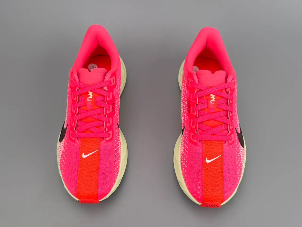Nike chaussures de running avec upper en maille rose et jaune, midsole ZoomX de longueur complète 9