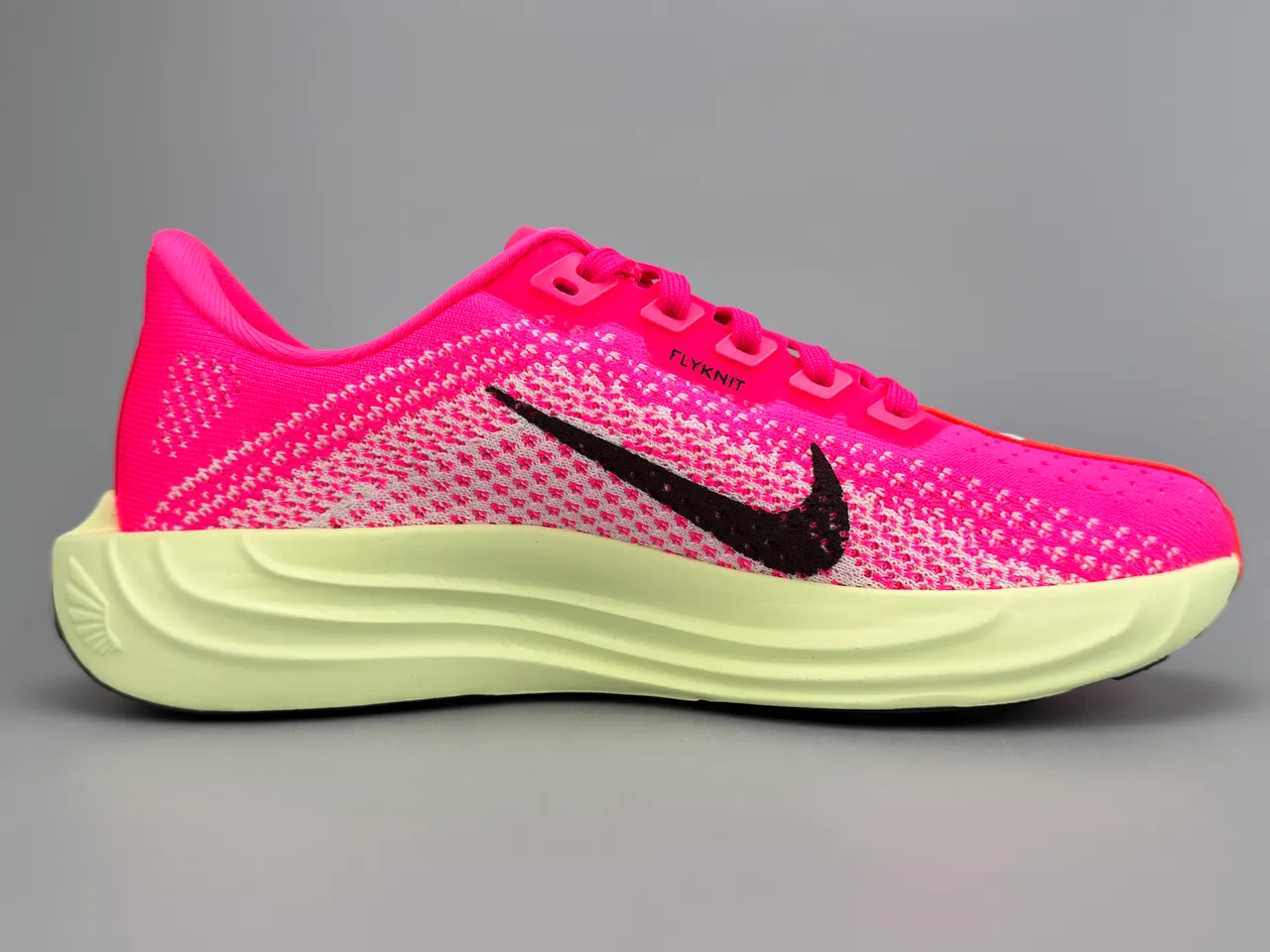 Nike chaussures de running avec upper en maille rose et jaune, midsole ZoomX de longueur complète 10