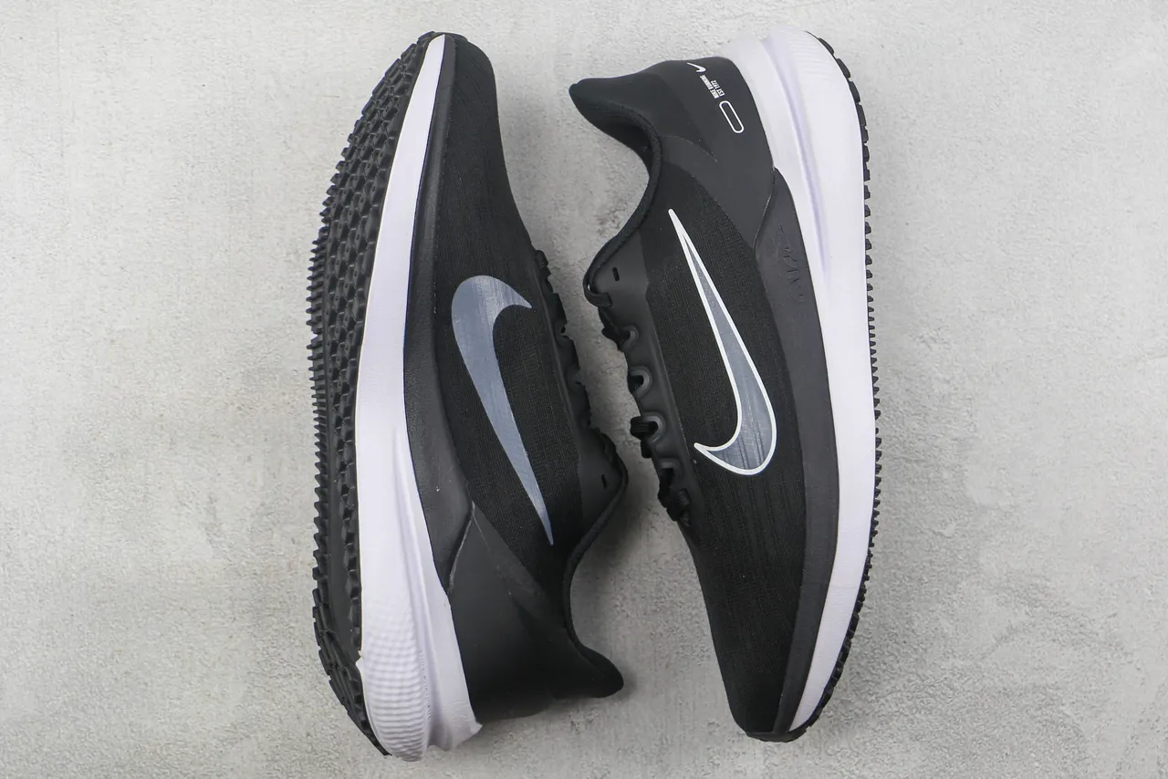 Nike Black and White Chaussures de course 2