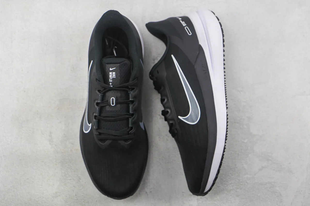 Nike Black and White Chaussures de course 3
