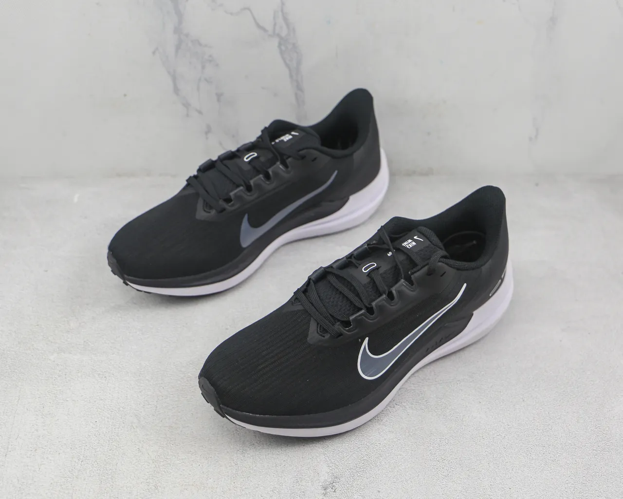 Nike Black and White Chaussures de course 4