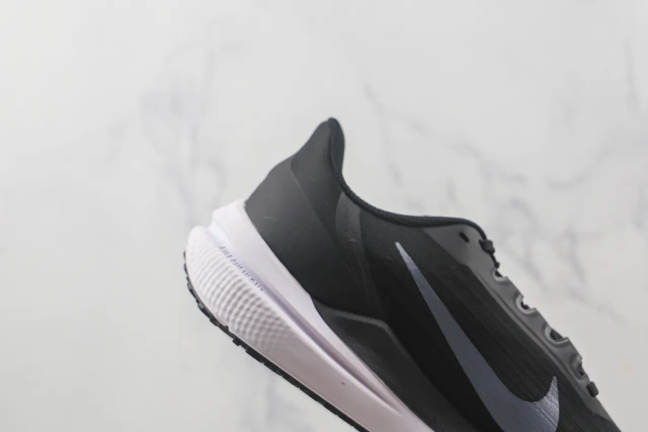Nike Black and White Chaussures de course 5