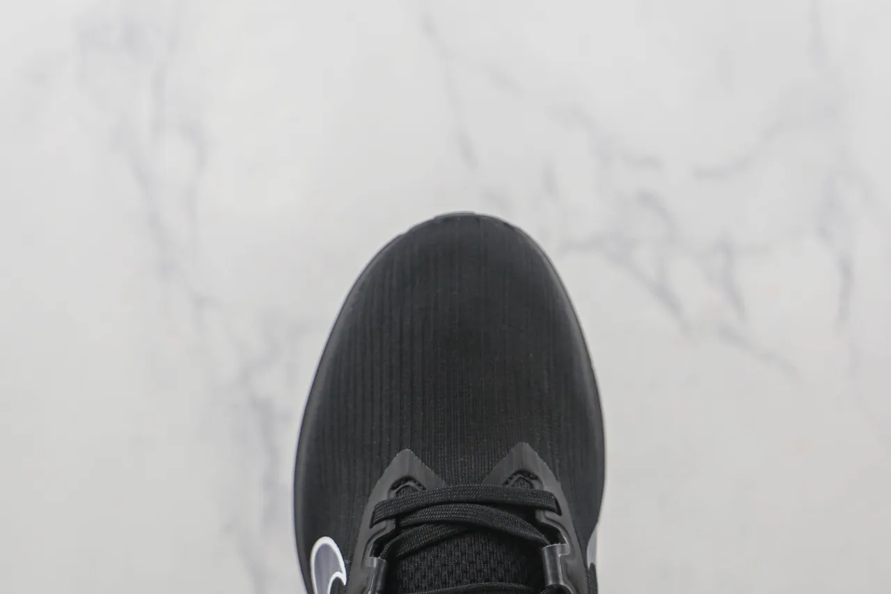 Nike Black and White Chaussures de course 9