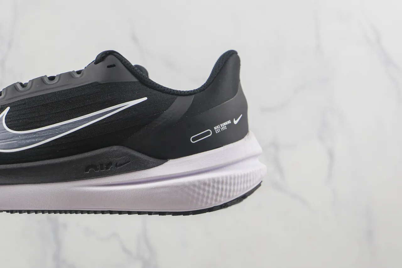 Nike Black and White Chaussures de course 6