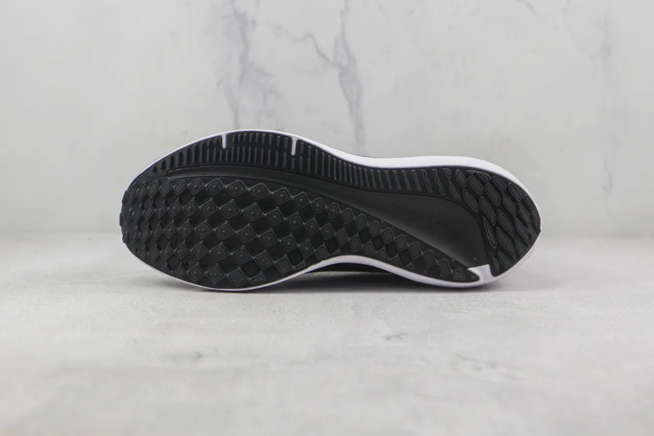 Nike Black and White Chaussures de course 7