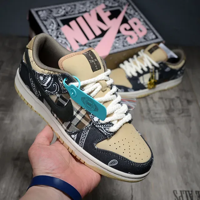 Nike SB Dunk Low Bandana Print Skateboard Shoes 2