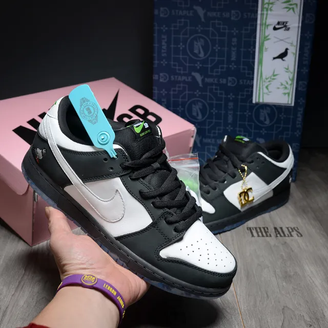 Nike SB Dunk Low Black White Pigeon Skateboard Shoes 3