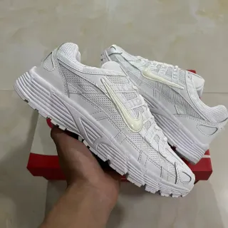 Nike সাদা বেইজ একরঙা জালি এবং সিন্থেটিক ওভারলে নির্মাণ জীবনধারা স্নিকার