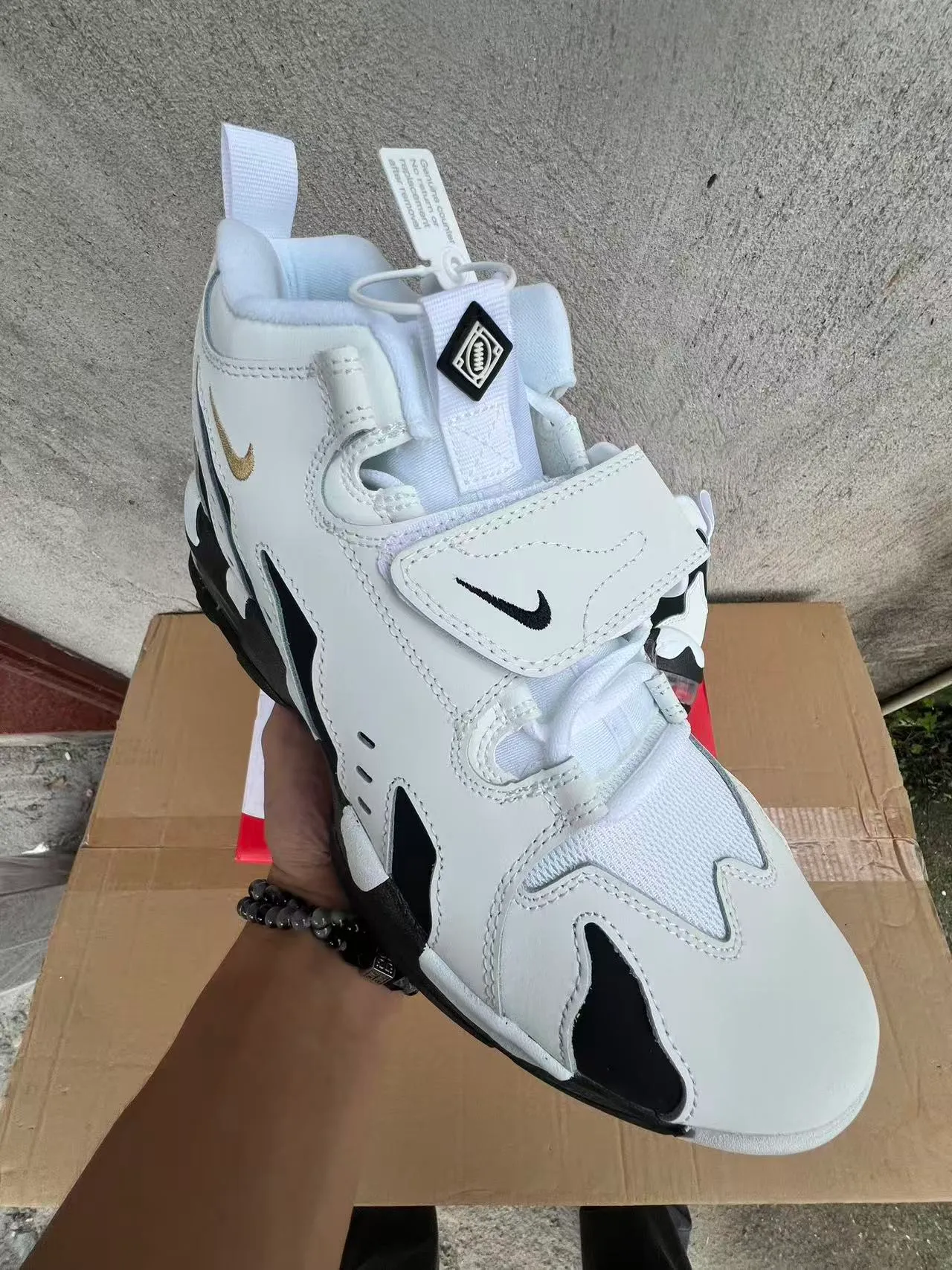 Nike White Black High-Top Wave-Pattern Overlays Basketball Shoes 2