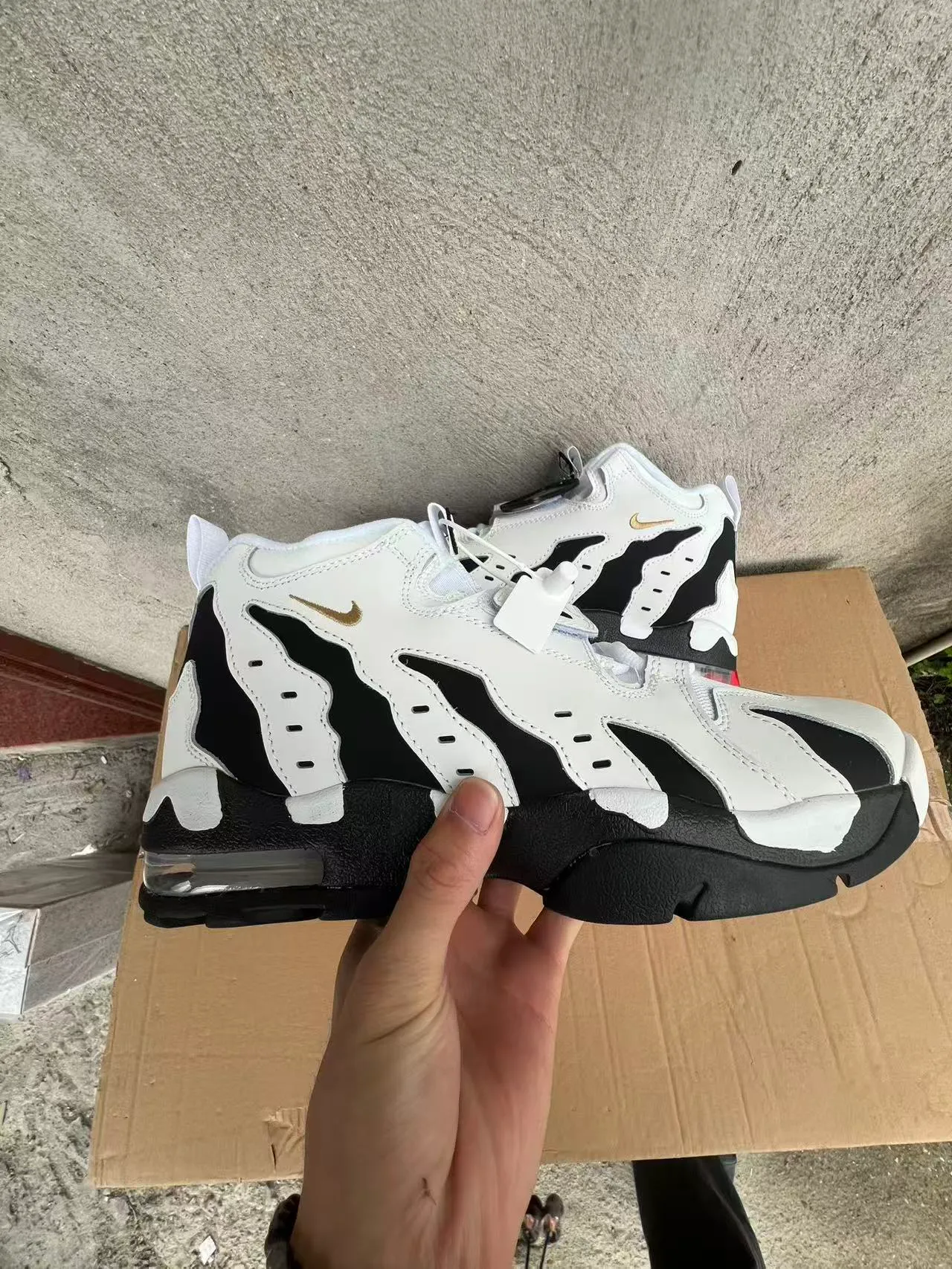Nike White Black High-Top Wave-Pattern Overlays Basketball Shoes 7