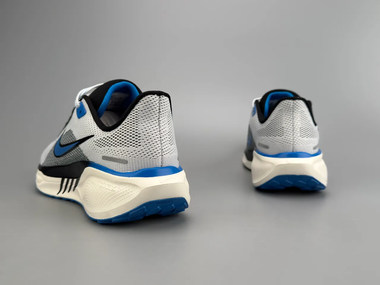 Nike White Blue Engineered Mesh Upper Black Synthetic Overlays Running Shoes 4