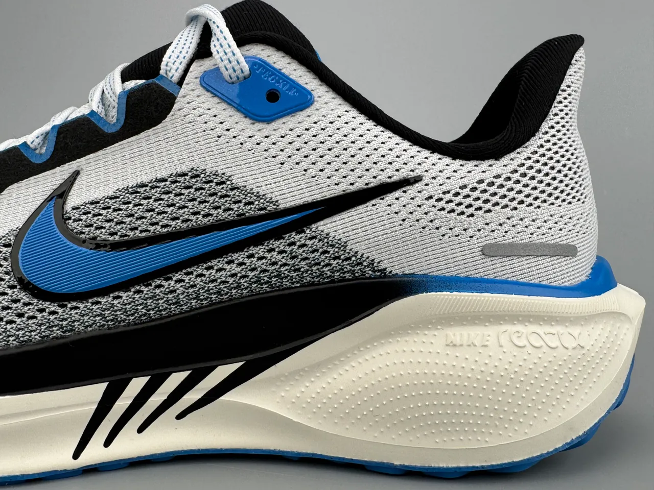 Nike White Blue Engineered Mesh Upper Black Synthetic Overlays Running Shoes 5