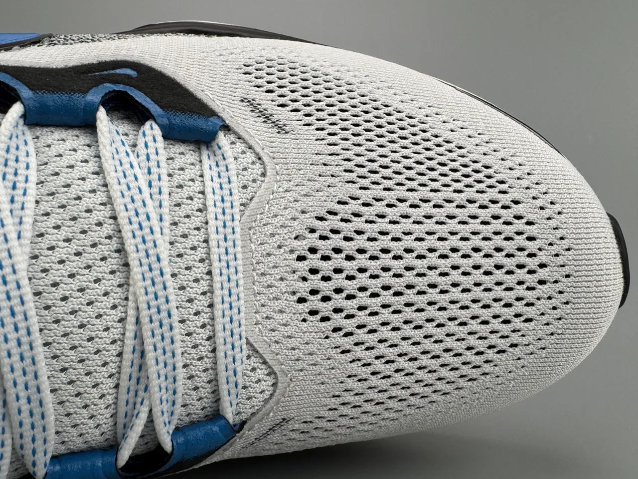 Nike White Blue Engineered Mesh Upper Black Synthetic Overlays Running Shoes 6