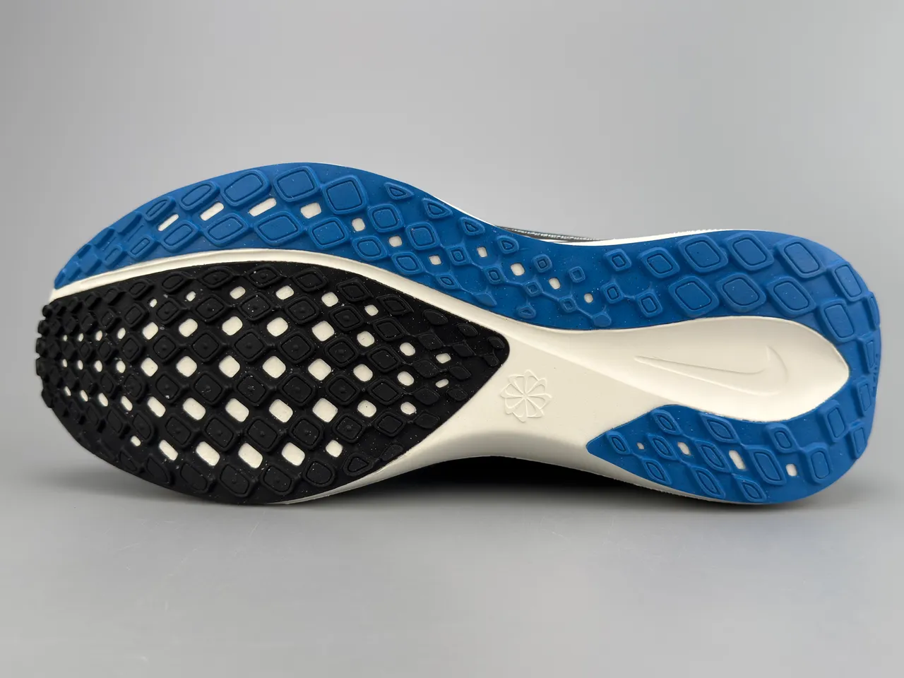 Nike White Blue Engineered Mesh Upper Black Synthetic Overlays Running Shoes 8