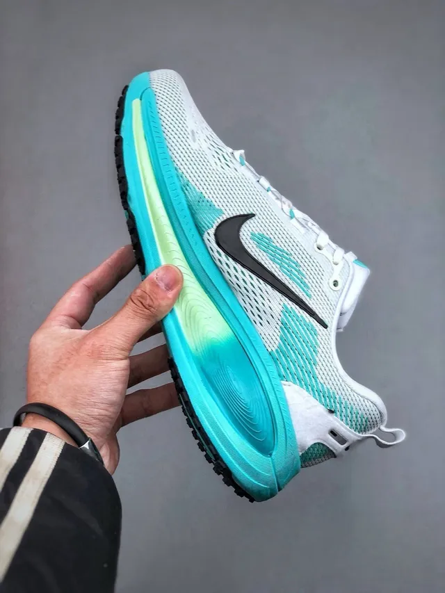 Nike White Blue Engineered Mesh Upper Wave-Pattern Overlays Running Shoes 2
