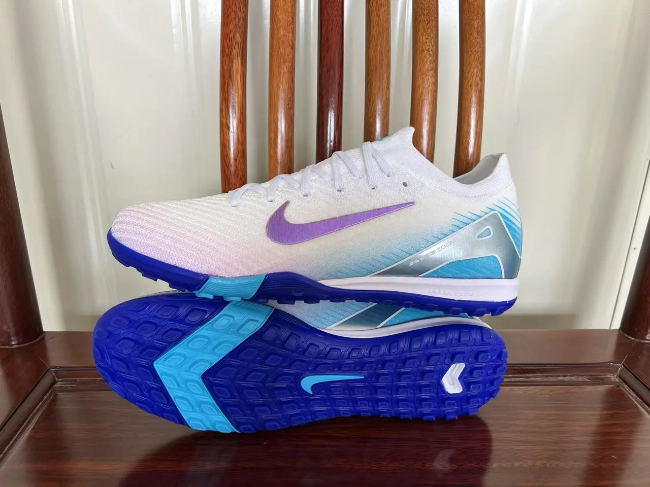 Nike Zapatillas de fútbol Turf blanco y azul superior knit cordones asimétricos 7