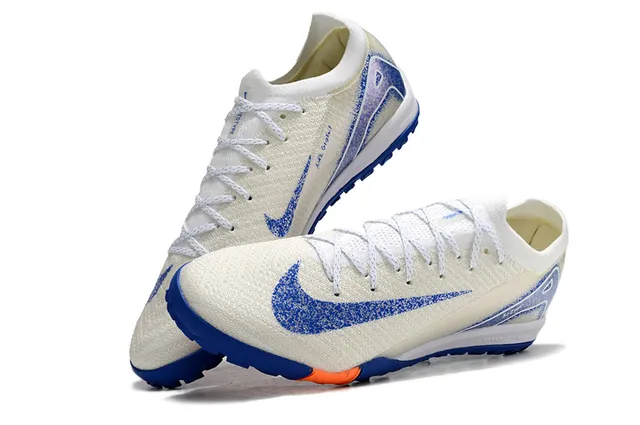 Nike Chaussures de football turf avec upper de knit et overlays synthétiques blanc et bleu 3