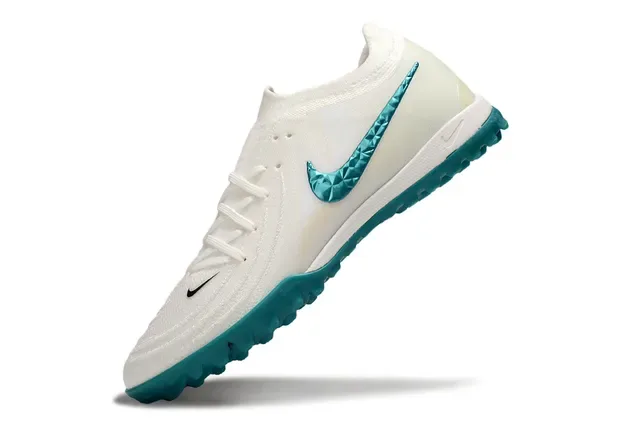 Nike Chaussures de football Turf blanc et bleu avec upper en knit, Swoosh texturé en teal 3