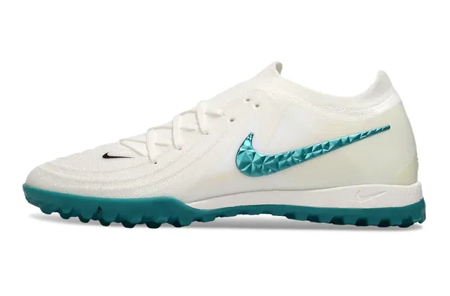 Nike Chaussures de football Turf blanc et bleu avec upper en knit, Swoosh texturé en teal 7