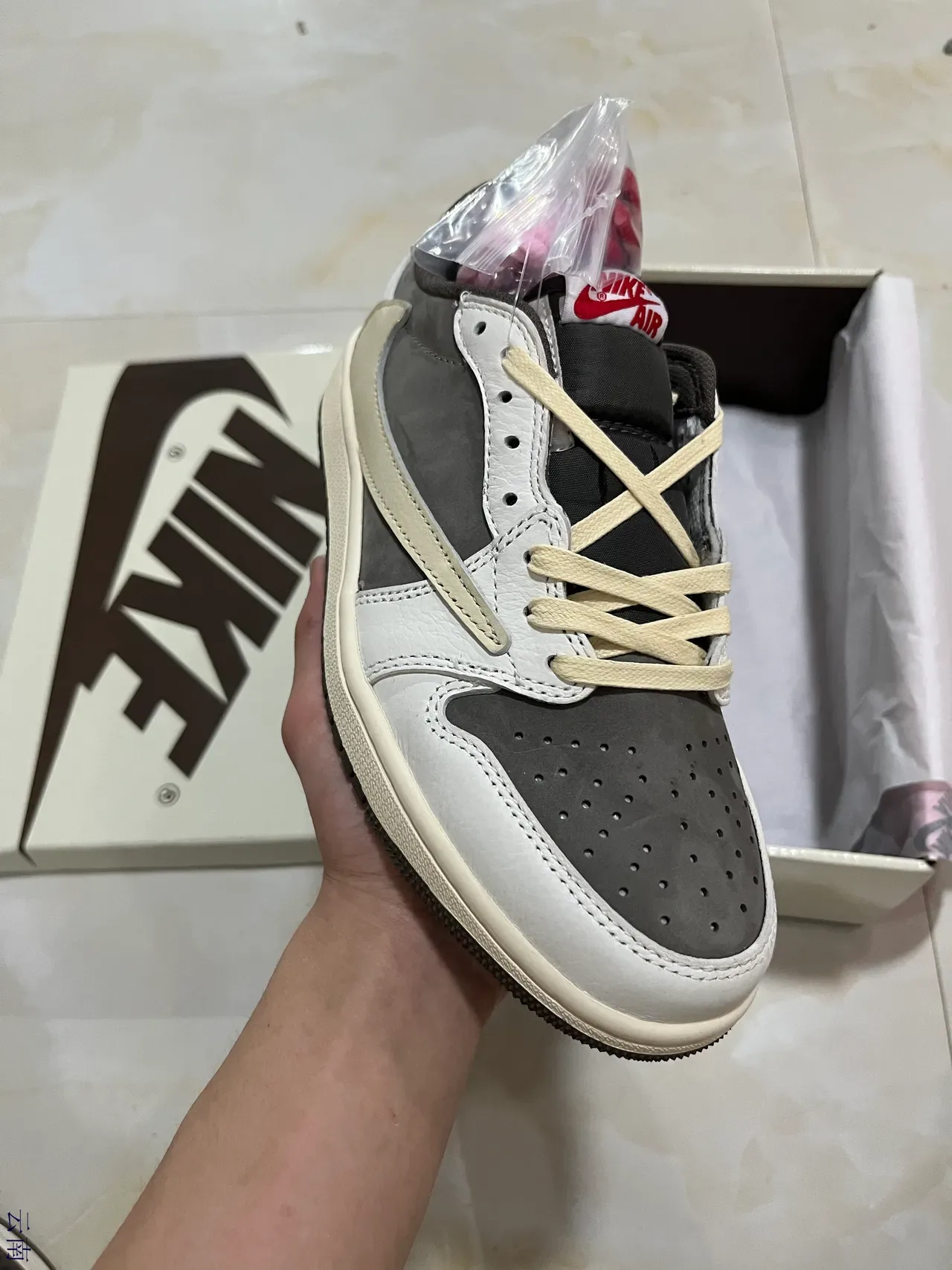 Nike chaussures lifestyle blanches et grises low-top layered cuir-suede 2