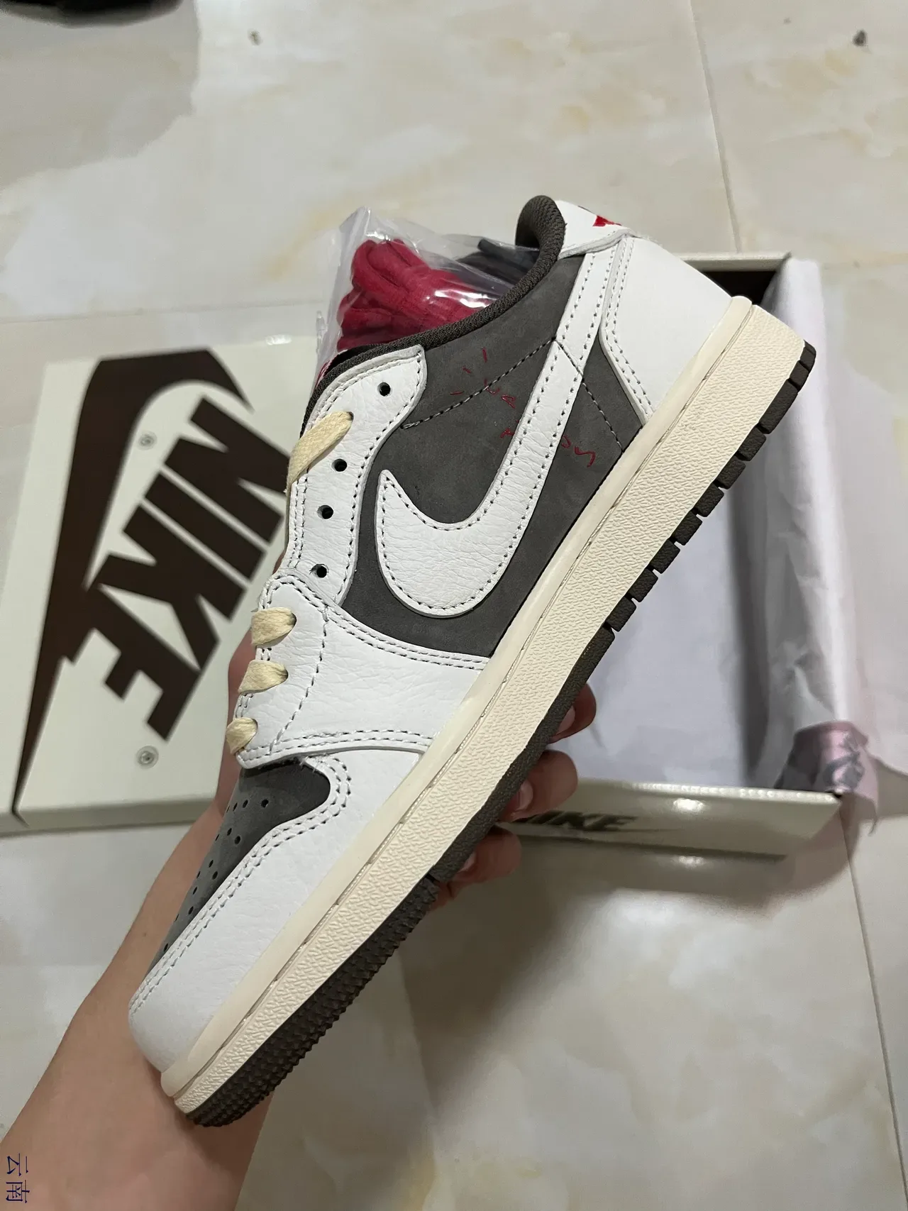 Nike chaussures lifestyle blanches et grises low-top layered cuir-suede 4