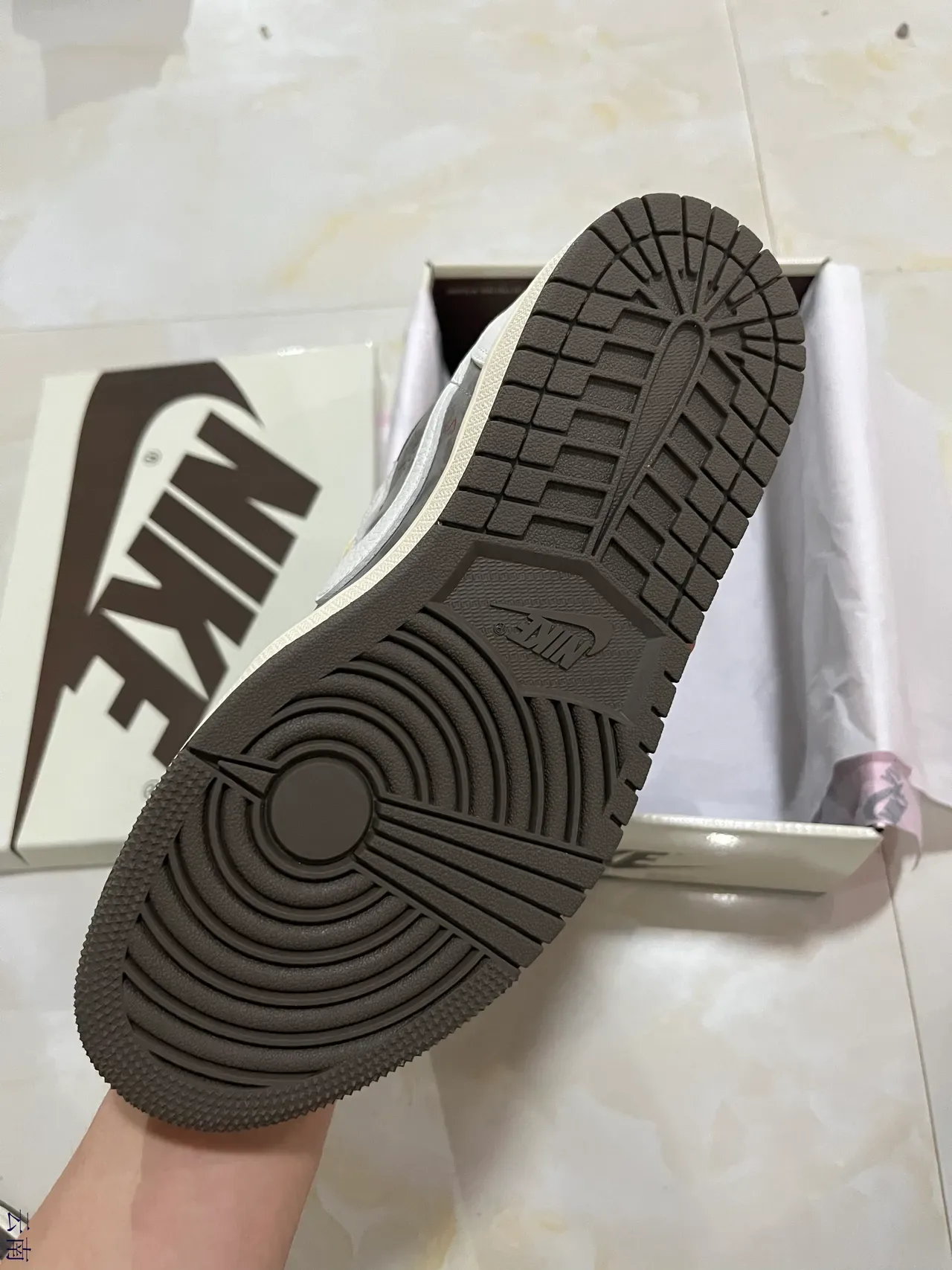 Nike chaussures lifestyle blanches et grises low-top layered cuir-suede 5