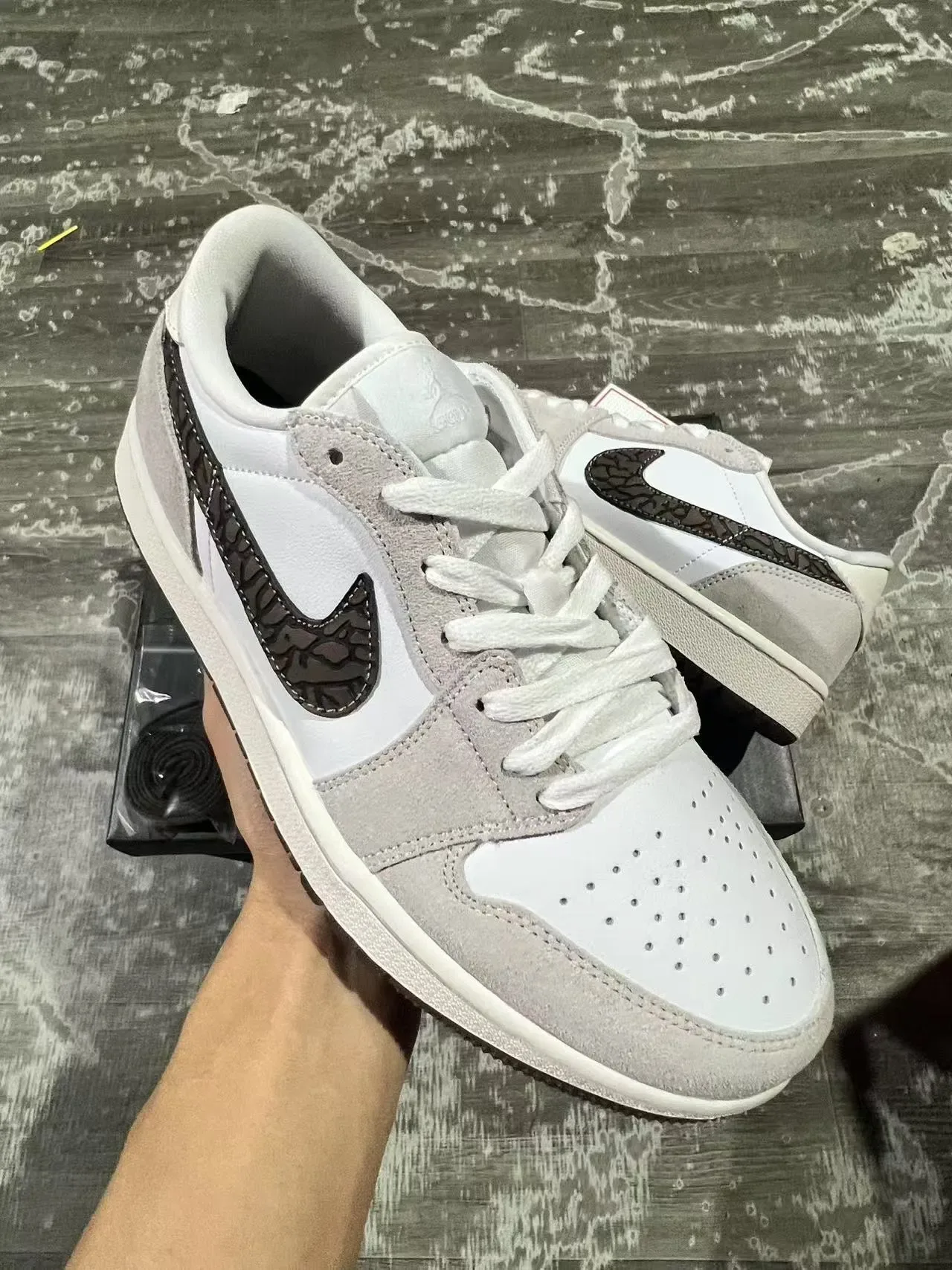 Nike Tênis Lifestyle Branco e Cinza Low-Top de Camurça e Couro com Painel 2